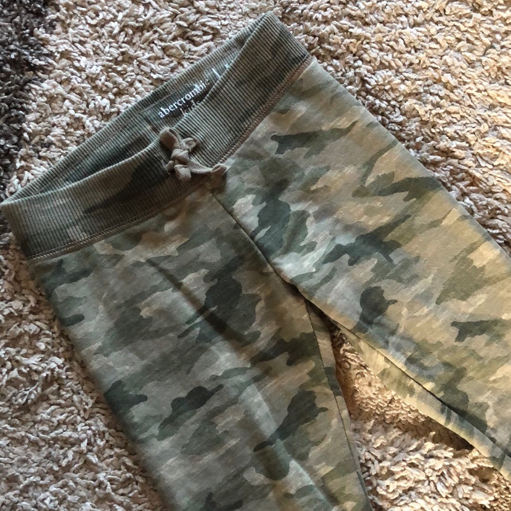 Abercrombie Kids size 5/6 girls camp joggers